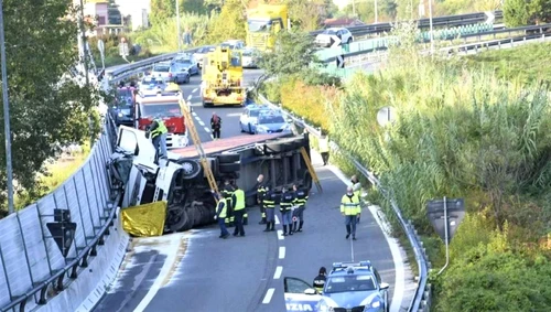 Șoferul a pierdut controlul camionului și s-a răsturnatFoto: iltirreno.gelocal/observatornews.ro