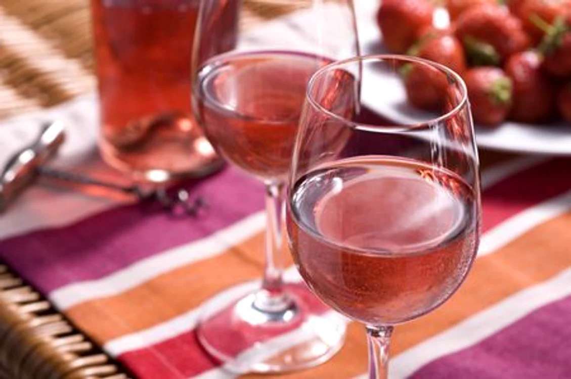 vin de capsuni jpg jpeg