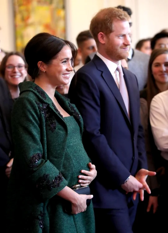 Meghan ducesa de Sussex şi prinţul Harry duce de Sussex urmăresc un spectacol muzical din cadrul unui eveniment pentru tineret de Ziua Commonwealth-ului la Casa Canadei din Londra Marea Britanie FOTO Guliver / Getty Images / Chris Jackson