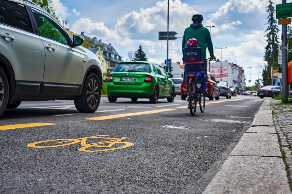 O adolescentă pălmuită de un pensionar pe care l-a acroșat cu bicicleta a depus plângere la poliție. Bărbatul intrase pe pista destinată bicicliștilor