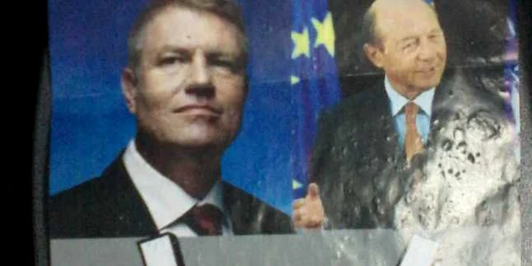afise denigratoare la adresa lui klaus Iohannis foto