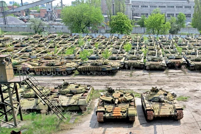 Militarii de pe vasul ucrainean Ternopil “blindează” ambarcaţiunea cu saltele de dormit (Fotografii: AFP/ Photoland / Caters / BBC)