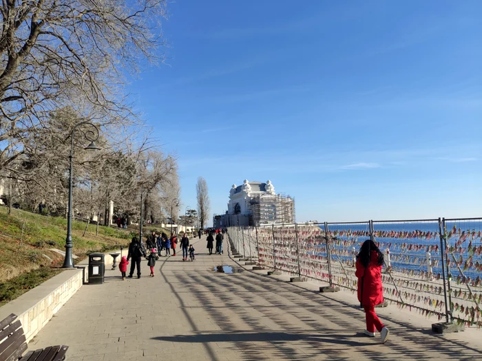 Plimbare pe faleza Cazinoului în prima zi din 2023 FOTO: Călin Gavrilaș
