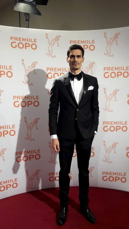 Actorul George Burcea, apariție elegantă pe covorul roșu