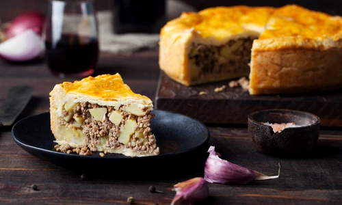 Placinta cu carne si cartofi  Sursa imagine shutterstock 348694673 jpg