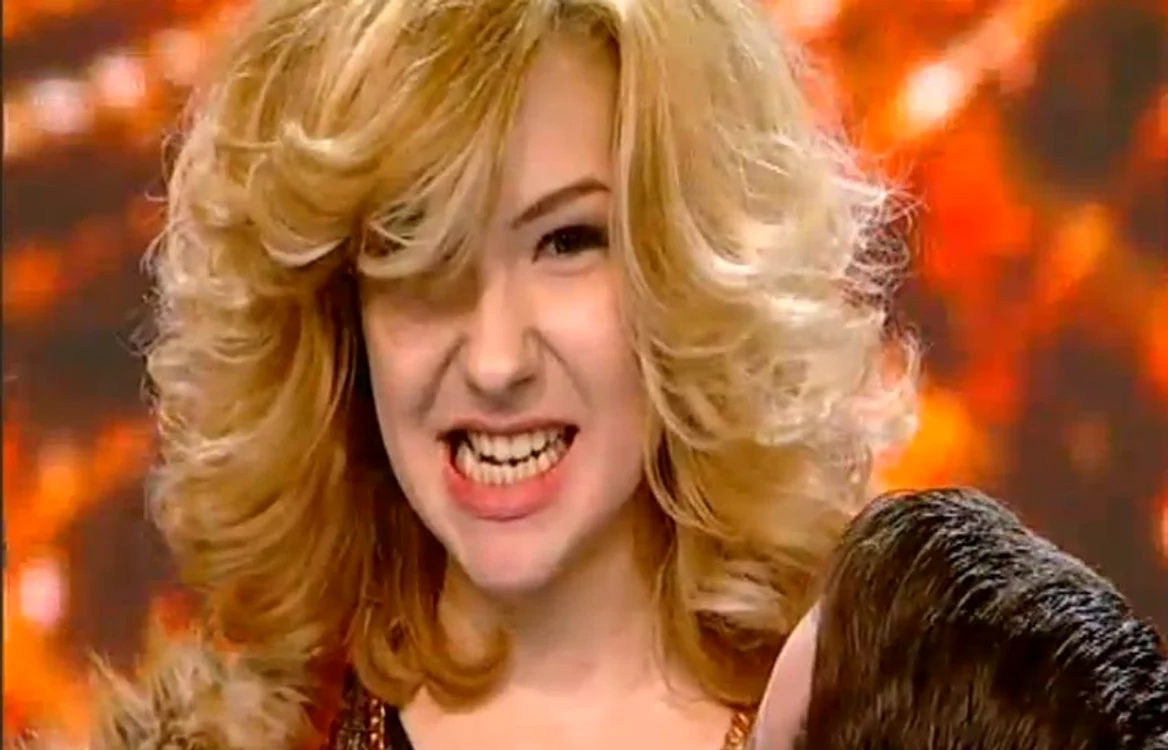 Ana Maria Mihăieş a încasat lovitura, dar a continuat să cânte (captură Antena 1)