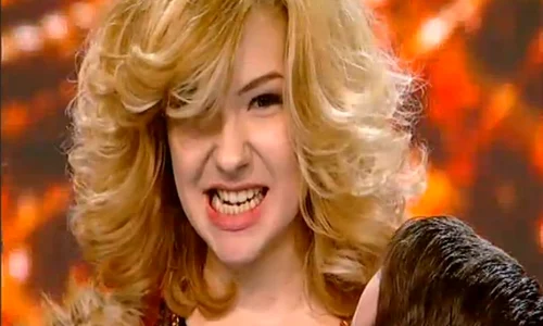 Ana Maria Mihăieş a încasat lovitura, dar a continuat să cânte (captură Antena 1) jpeg
