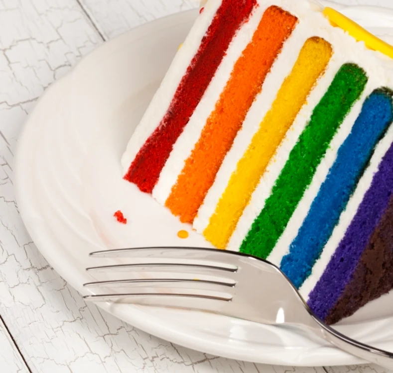 
    Printre alimentele cele mai bogate în coloranți sunt sucurile și dulciurilewww.clickpentrufemei.ro  