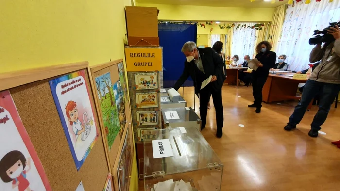 Dacian Cioloş a votat la secţia 32 din Zalău FOTO Andreea Vilcovschi