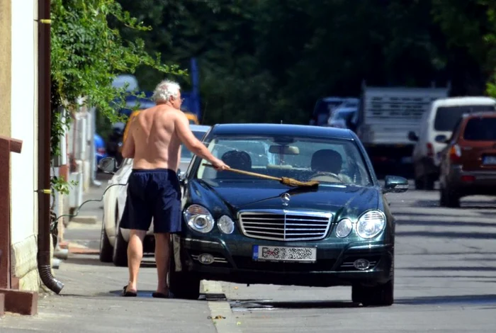 
    Tatăl lui Cătălin Crişan i-a spălat maşina fiului cu furtunul şi cu măturaFoto: Alex Muscaliu  