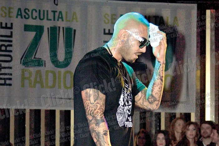 
    Alex Velea a consumat  zeci de şerveţele pentru  a-şi şterge transpiraţia  care-i curgea şiroaie de  pe frunte pe ochi (Fotografii: Lexar )  