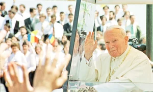 Papa Ioan Paul al II lea  a sărutat pământul  românesc când a  coborât din avion jpeg