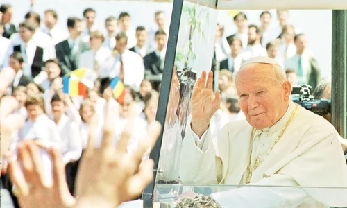 Papa Ioan Paul al II lea  a sărutat pământul  românesc când a  coborât din avion jpeg