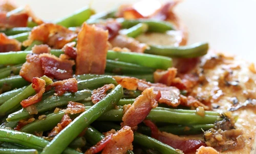 Piept de pui cu bacon si fasole verde jpeg