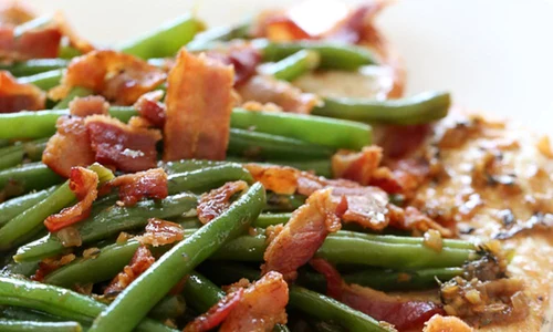 Piept de pui cu bacon si fasole verde jpeg
