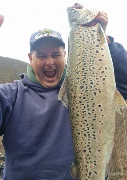 Un fost senator se laudă că a pescuit un păstrăv de 109 centimetri. Unde este lacul în care sunt exemplare şi de peste 2 metri