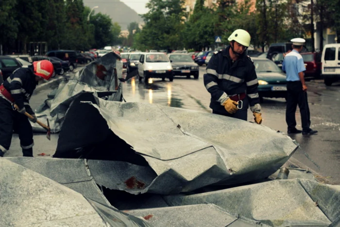 Pompierii au intervenit în forţă. FOTO: Daniel Guţă.