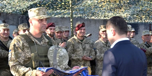 Preşedintele Ucrainei şi membri ai grupării militare FOTO Min Apărării Naţionale 
