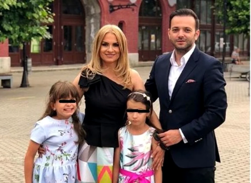 Mihai Morar, alături de soţia sa şi cele două fetiţe