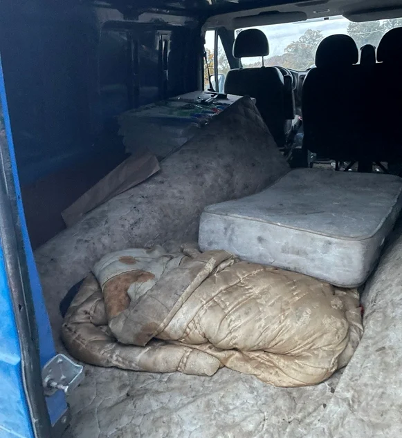 Codiții mizere de dormit. FOTO DIICOT