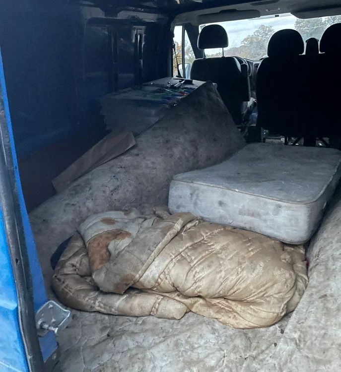 Codiții mizere de dormit. FOTO DIICOT