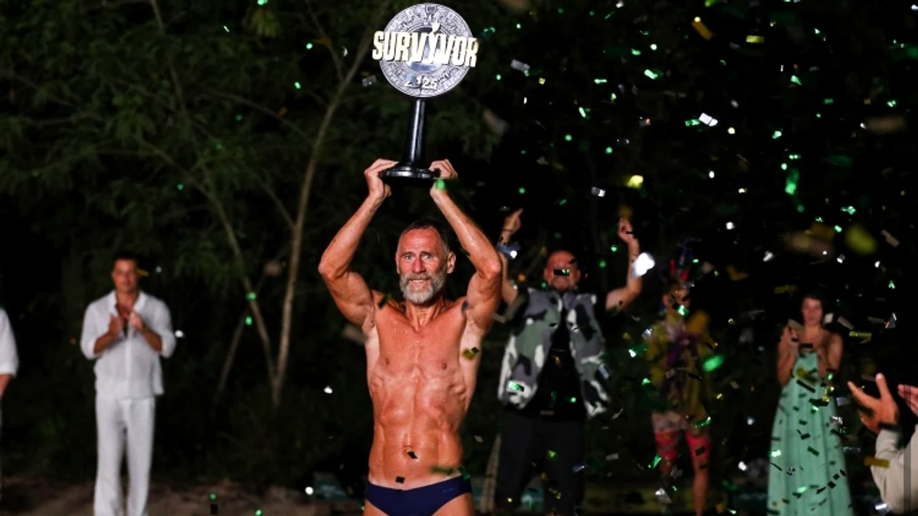 Uwe Dai a ridicat trofeul Survivor România deasupra capului foto: Pro TV 