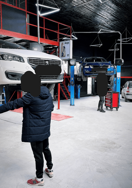 Service-ul unde clienții își repară singuri mașinile. Cât plătesc șoferii ca să folosească spațiul pentru o oră