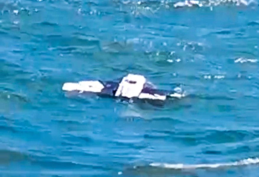 Obiect plutitor, posibil fragment de dronă, găsit în Marea Neagră, lângă Portul Midia. Intervine o echipă de scafandri