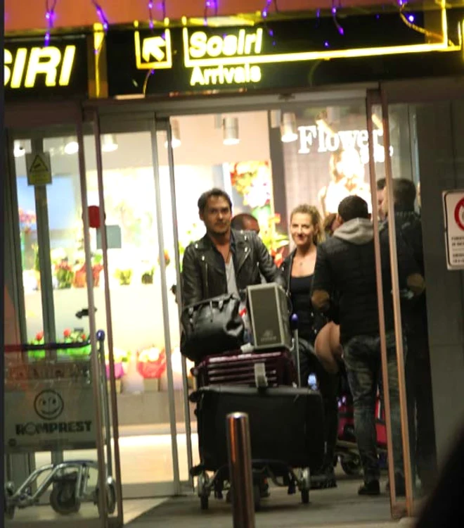 Au ieşit binedispuşi din aeroport