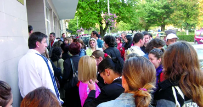 Hunedoara: Tinerii cu studii superioare sunt sortiţi să trăiască din şomaj