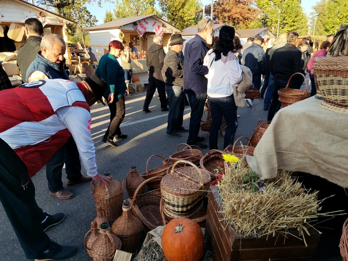 Meșterul a adus la Slatina o mică parte din obiectele pe care le realizează FOTO: Alina Mitran