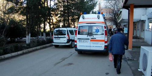 Bărbatul a fost adus cu ambulanţa la Spitalul Judeţean