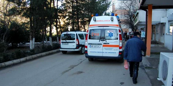 Bărbatul a fost adus cu ambulanţa la Spitalul Judeţean