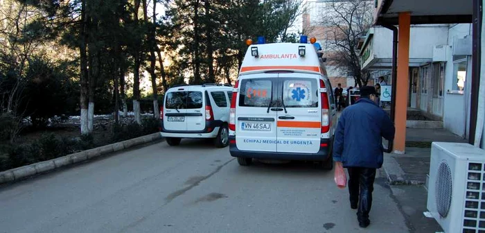 Bărbatul a fost adus cu ambulanţa la Spitalul Judeţean