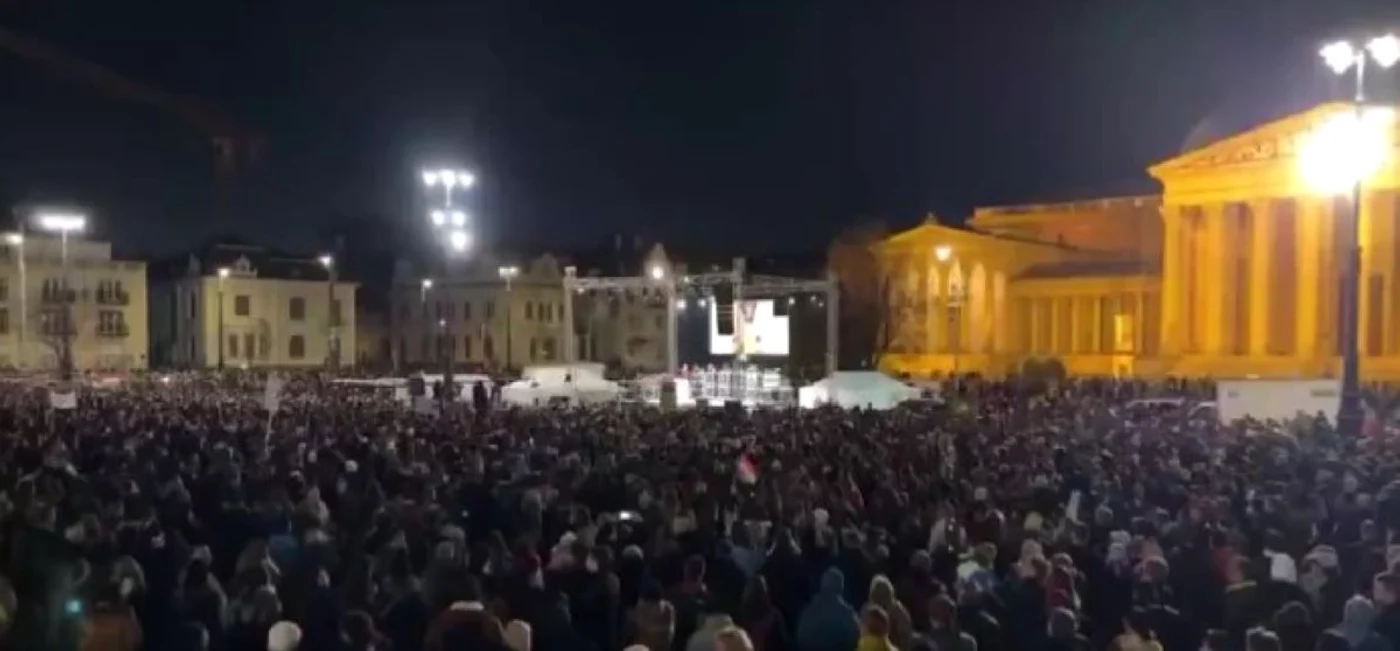 O mulțime de oameni au ieșit în stradă la Budapesta. Foto Captură video X 