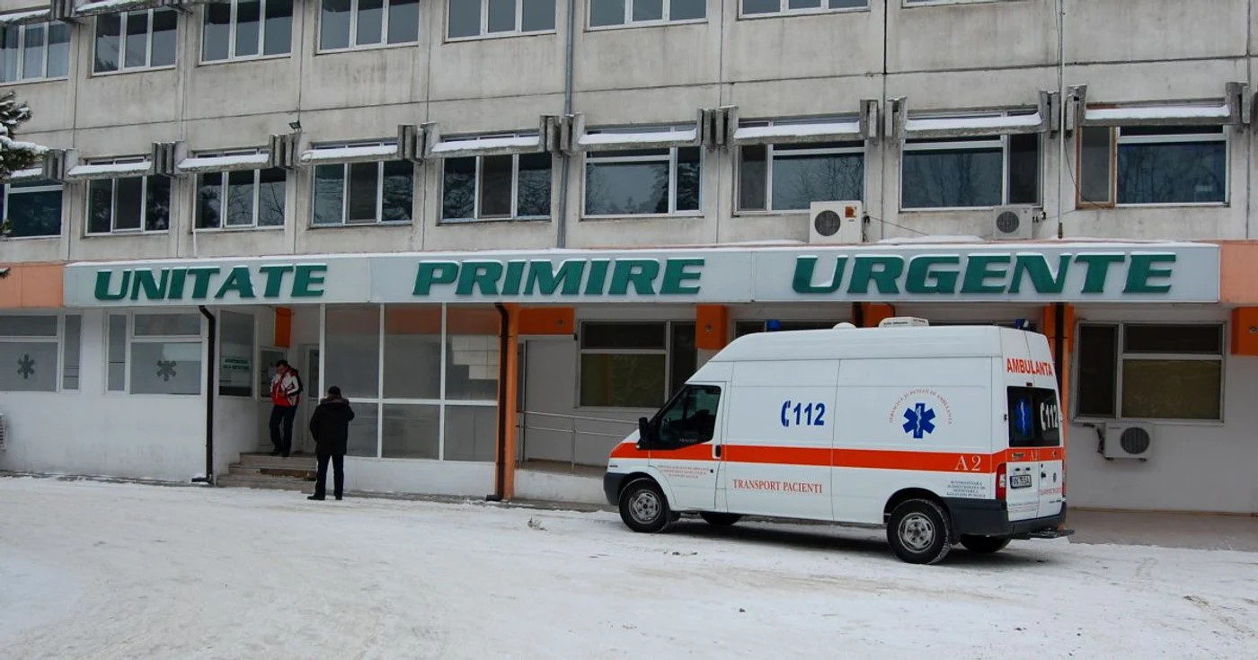 Bătrâna a fost adusă de ambulanţă la spital