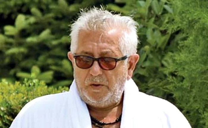 
    La piscină, cu halatul alb,  “Ţăndărică” avea aerul  unui miliardar americanFoto: Răzvan Nicolescu  