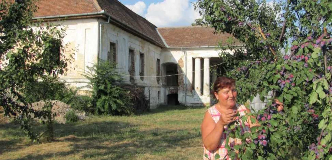 Maria Radermacher în faţa castelului de la Rudna