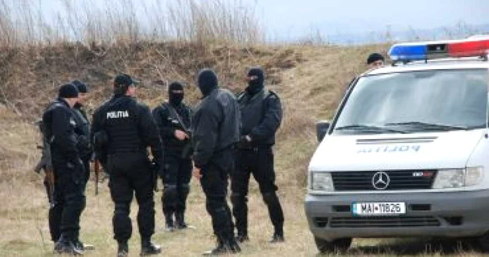 Botoşani: DIICOT a ridicat trei persoane suspectate de implicare în clonarea de carduri
