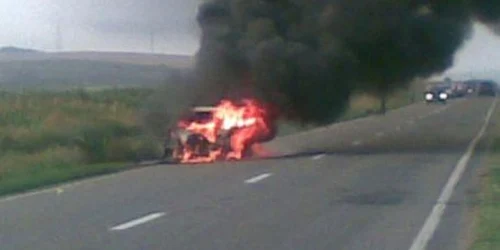 Autobuzul a fost mistuit de flăcări în totalitate foto arhivă