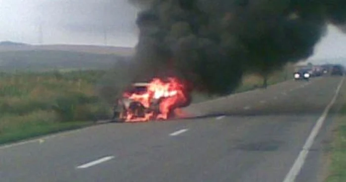 Autobuzul a fost mistuit de flăcări în totalitate foto arhivă