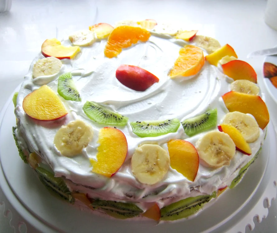 
    Tort cu fructe şi frişcă  