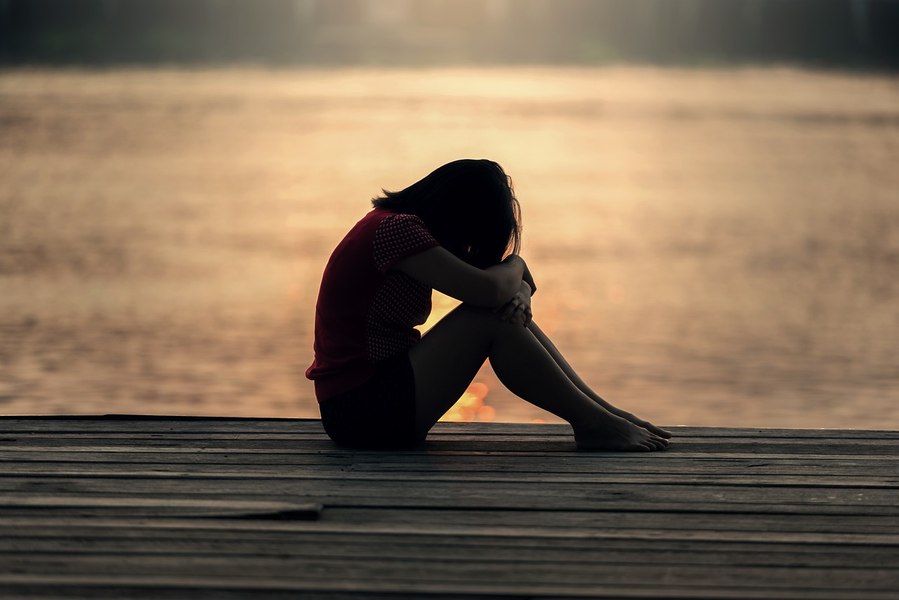 De ce suntem triști uneori, vara. Motivul ar putea avea legătură chiar cu lumina soarelui sau cu polenul