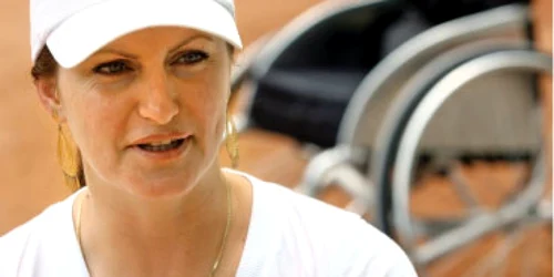 Jucătoarea de tenis  în scaun cu rotile