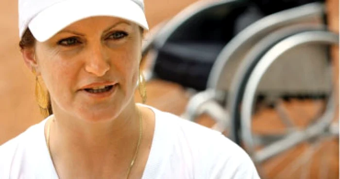 Jucătoarea de tenis în scaun cu rotile