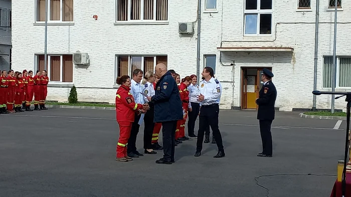 Raed Arafat îi premiază pe membrii echipei SMURD Brașov FOTO Ioan Buciumar