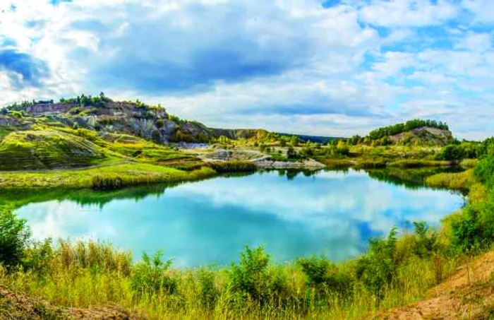 laguna albastra a transilvaniei foto shutterstock