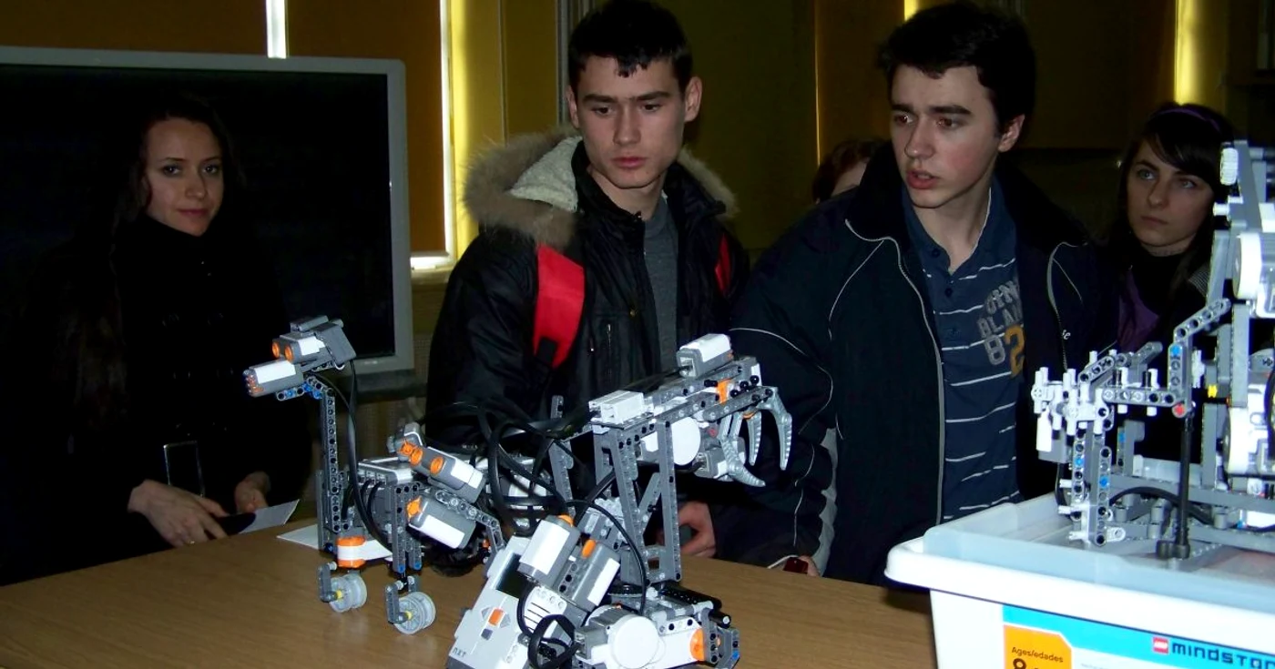 Elevii au fost impresionaţi de roboţii cu senzori