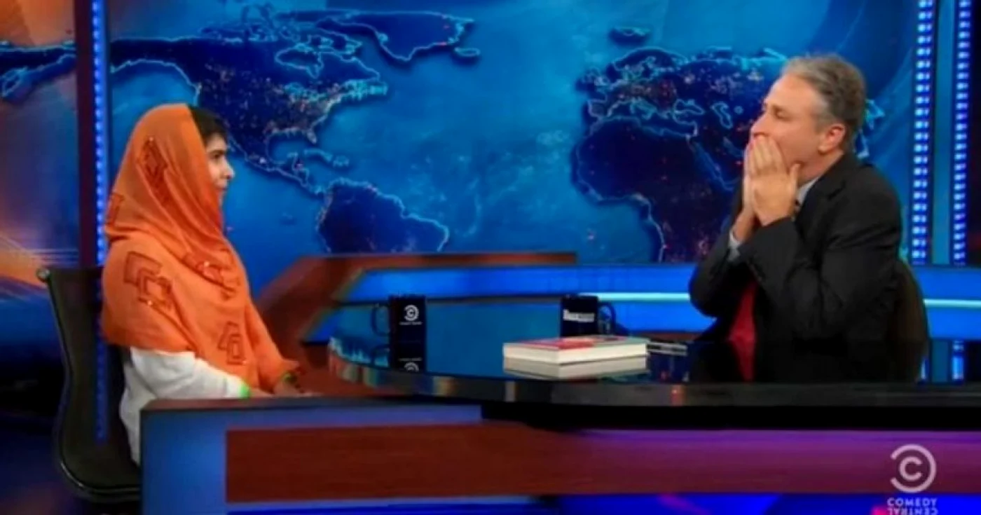 Captură de la emisiunea „The Daily Show”, prezentată de renumitul om de televiziune Jon Stewart, la care a participat adolescenta în vârstă de 16 ani FOTO Business Insider