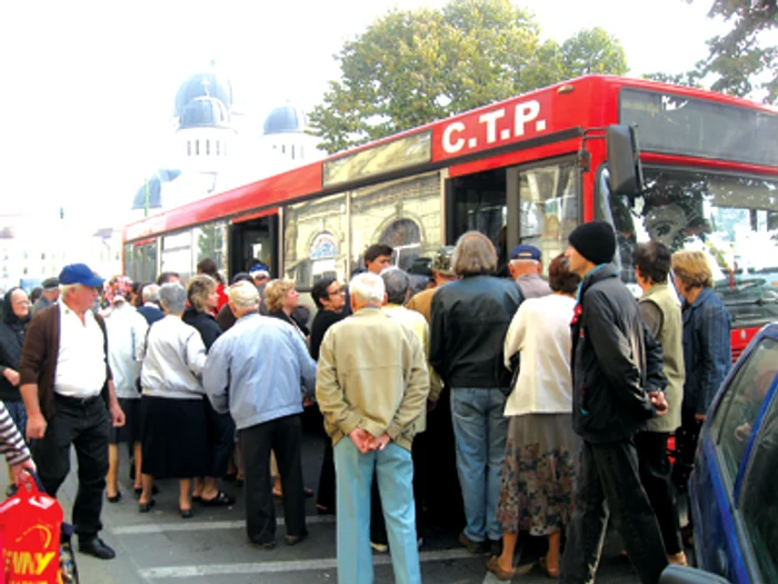 Arad: Transportul în comun a fost azi o adevărată aventură